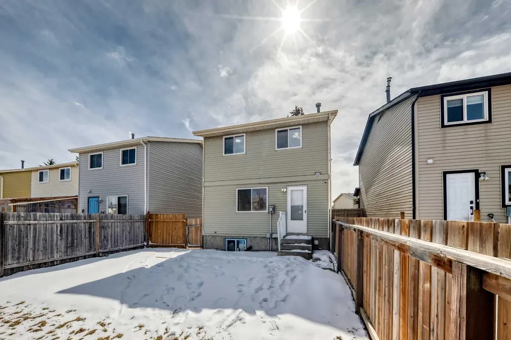 25 Erin Ridge Road SE Calgary AB T2B 2W2