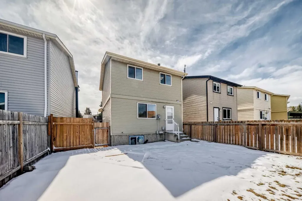 25 Erin Ridge Road SE Calgary AB T2B 2W2