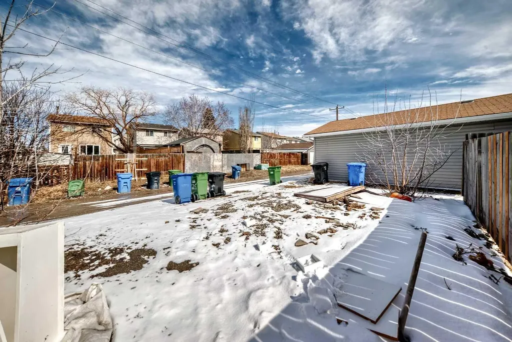 25 Erin Ridge Road SE Calgary AB T2B 2W2