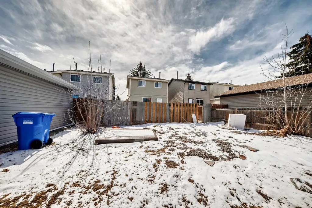 25 Erin Ridge Road SE Calgary AB T2B 2W2
