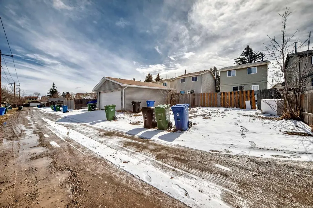 25 Erin Ridge Road SE Calgary AB T2B 2W2