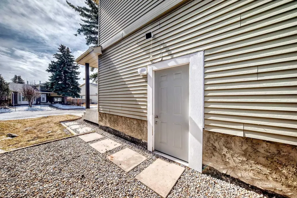 25 Erin Ridge Road SE Calgary AB T2B 2W2