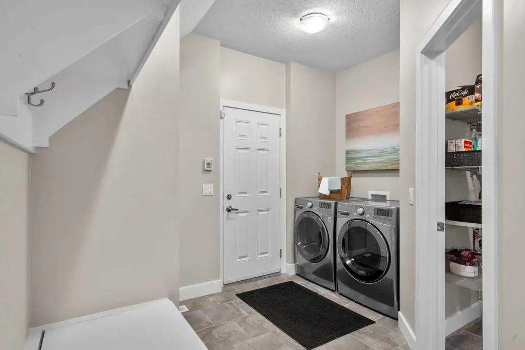 809 Canoe Green SW Airdrie AB T4B 3K6