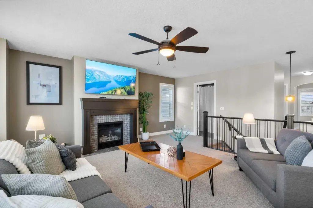 809 Canoe Green SW Airdrie AB T4B 3K6