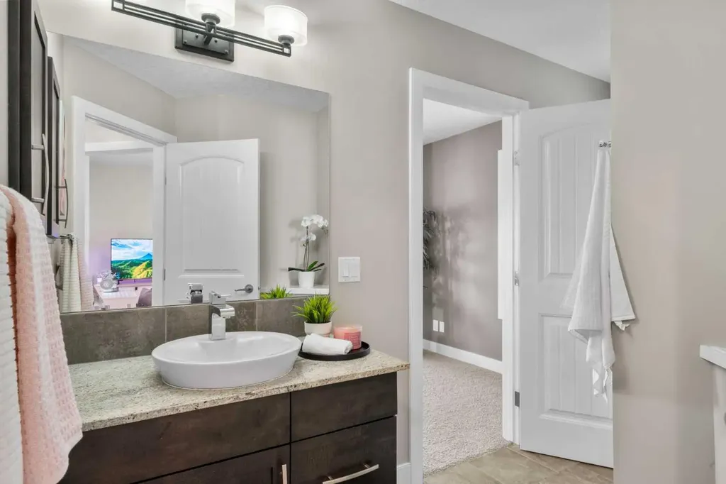 809 Canoe Green SW Airdrie AB T4B 3K6