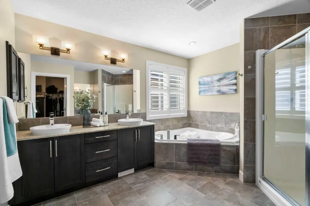 809 Canoe Green SW Airdrie AB T4B 3K6