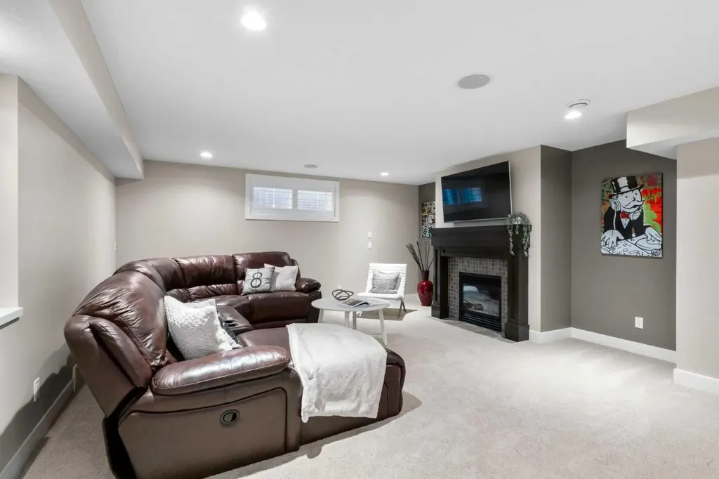 809 Canoe Green SW Airdrie AB T4B 3K6