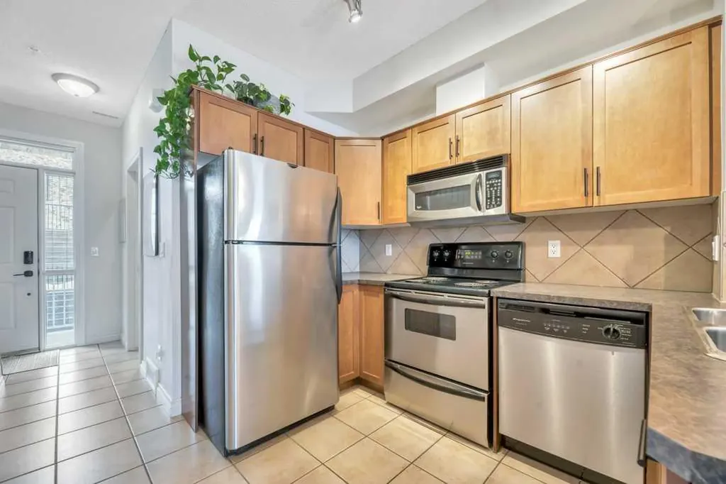 148 Rockyledge View NW Calgary AB T3G 5Y4