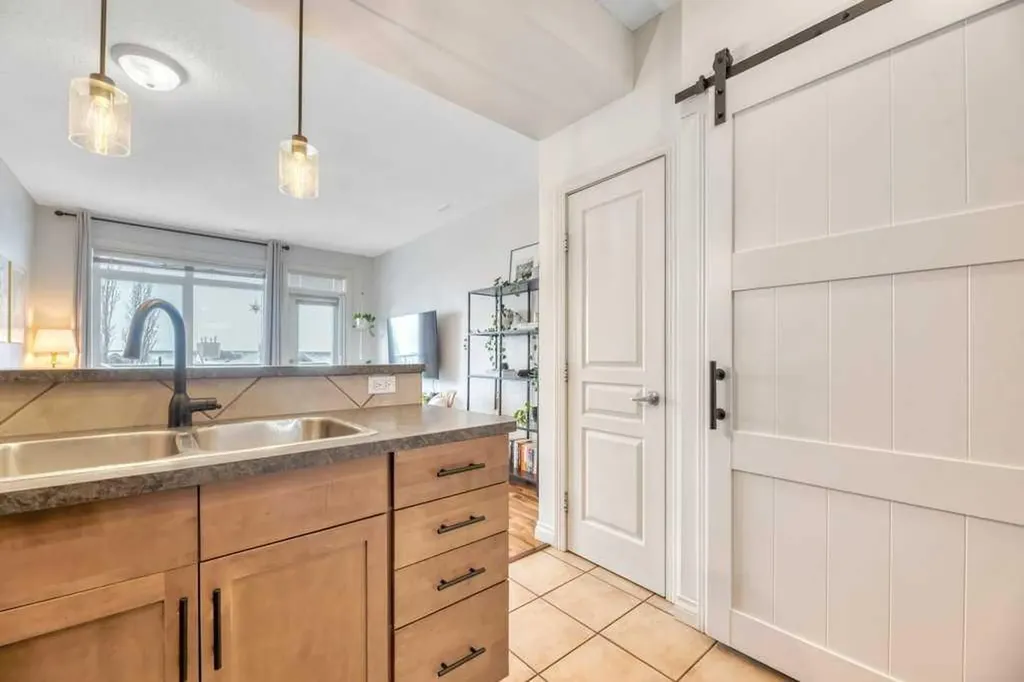 148 Rockyledge View NW Calgary AB T3G 5Y4