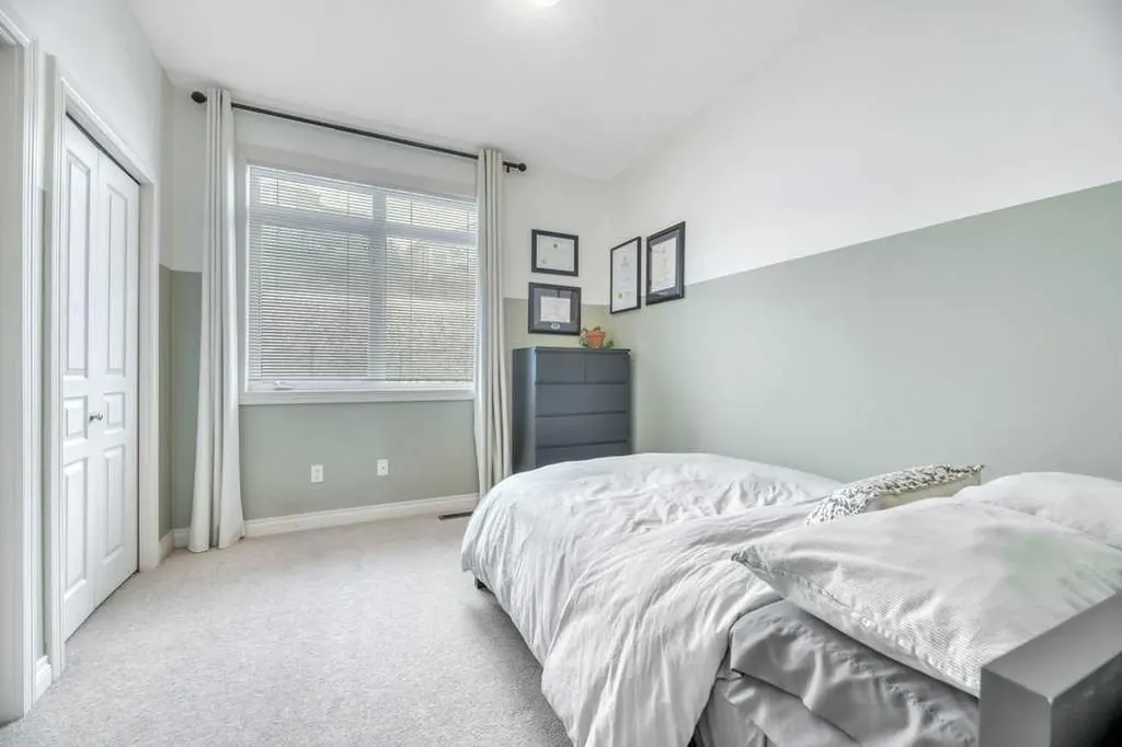 148 Rockyledge View NW Calgary AB T3G 5Y4