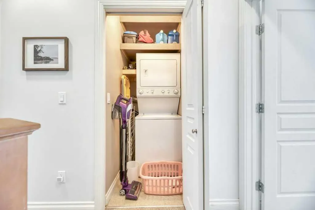 148 Rockyledge View NW Calgary AB T3G 5Y4
