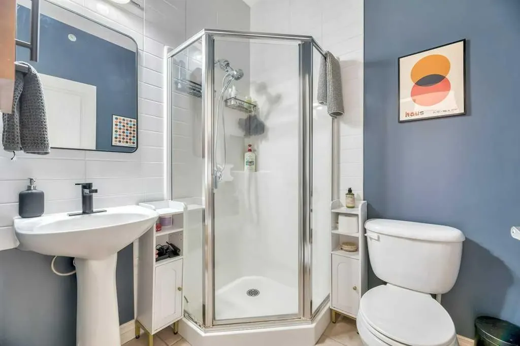148 Rockyledge View NW Calgary AB T3G 5Y4