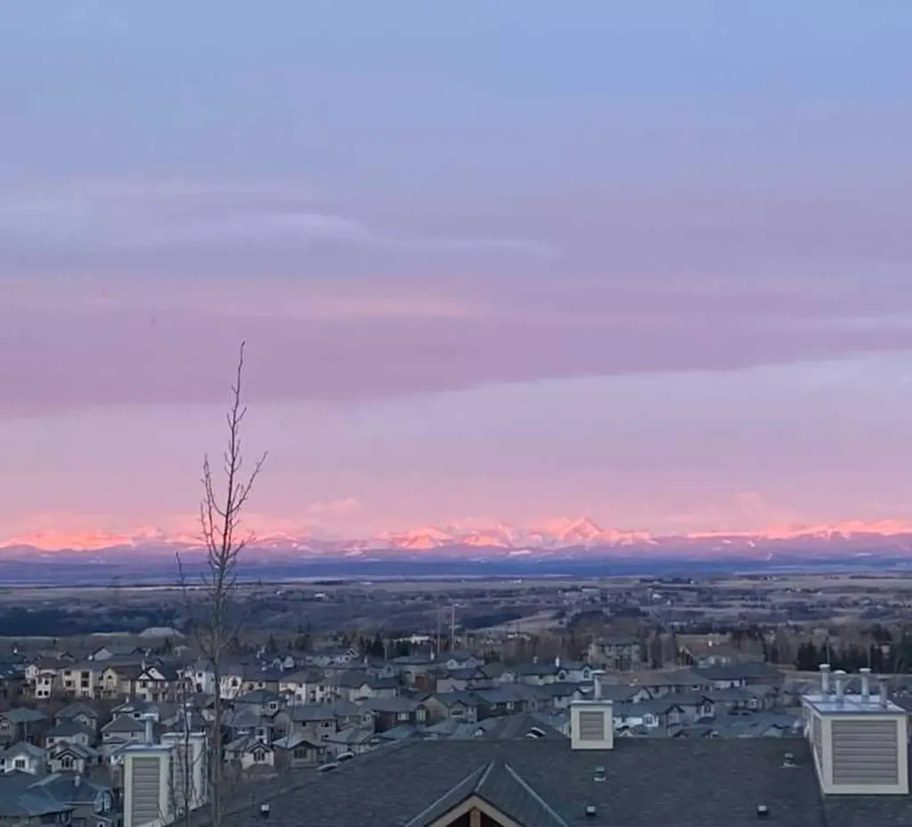 148 Rockyledge View NW Calgary AB T3G 5Y4