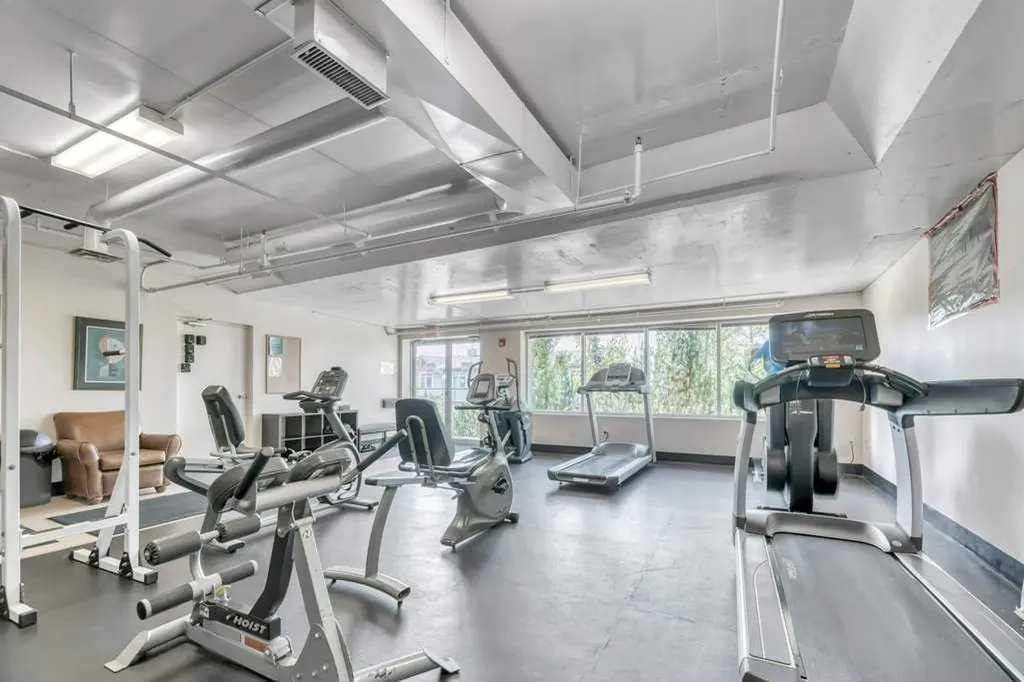 148 Rockyledge View NW Calgary AB T3G 5Y4
