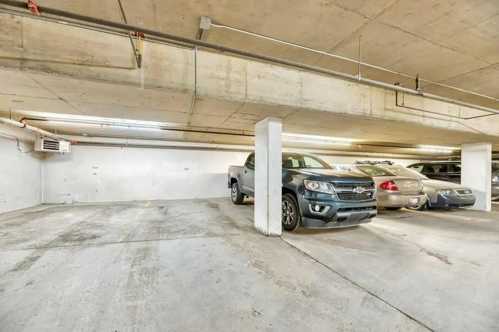 148 Rockyledge View NW Calgary AB T3G 5Y4