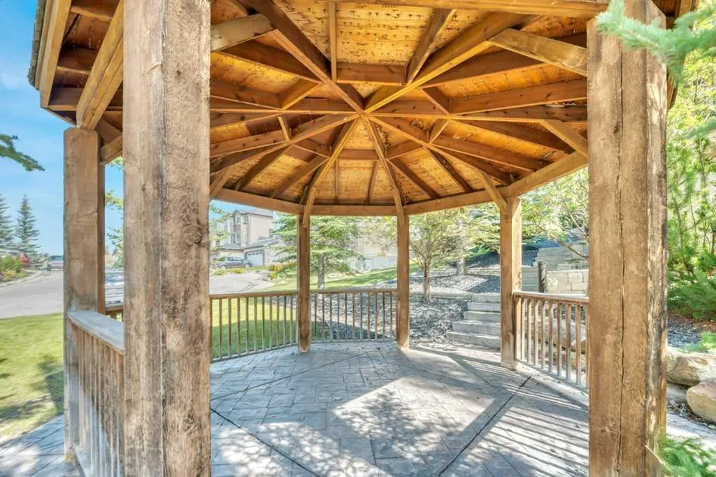 148 Rockyledge View NW Calgary AB T3G 5Y4