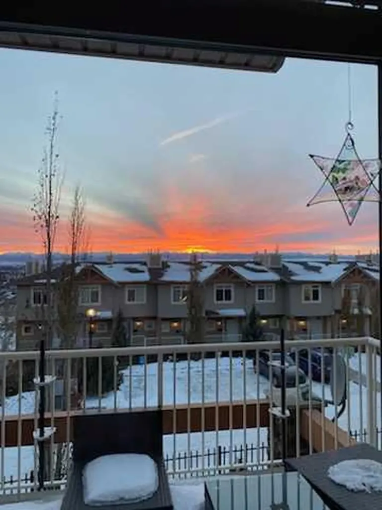 148 Rockyledge View NW Calgary AB T3G 5Y4