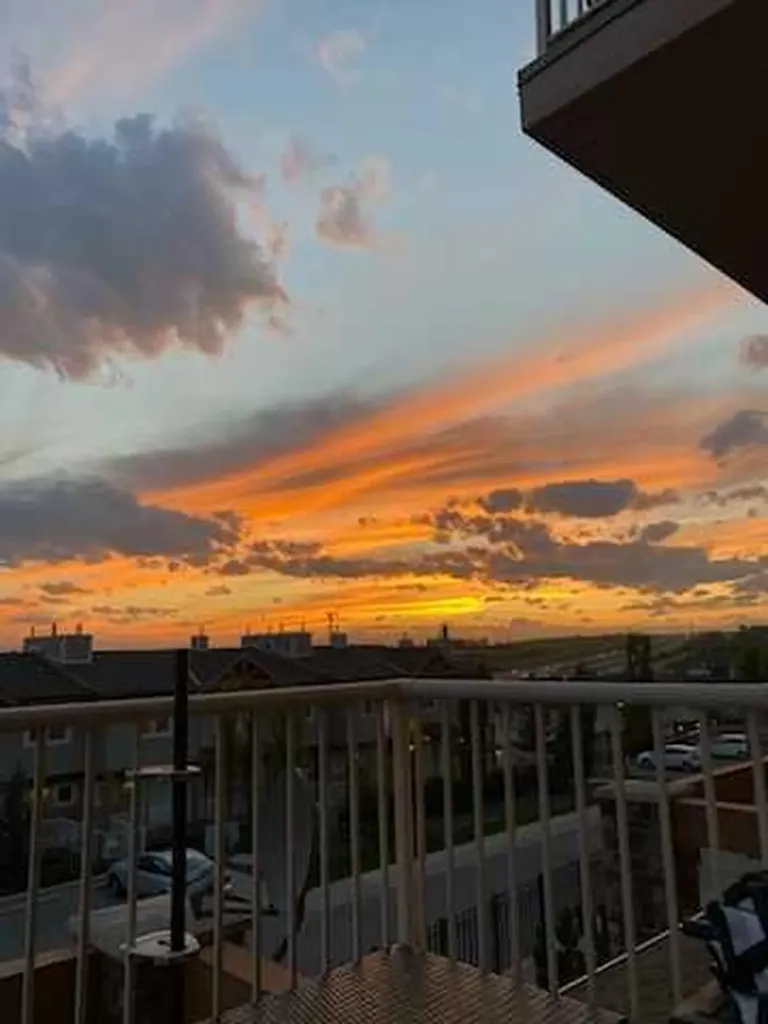148 Rockyledge View NW Calgary AB T3G 5Y4