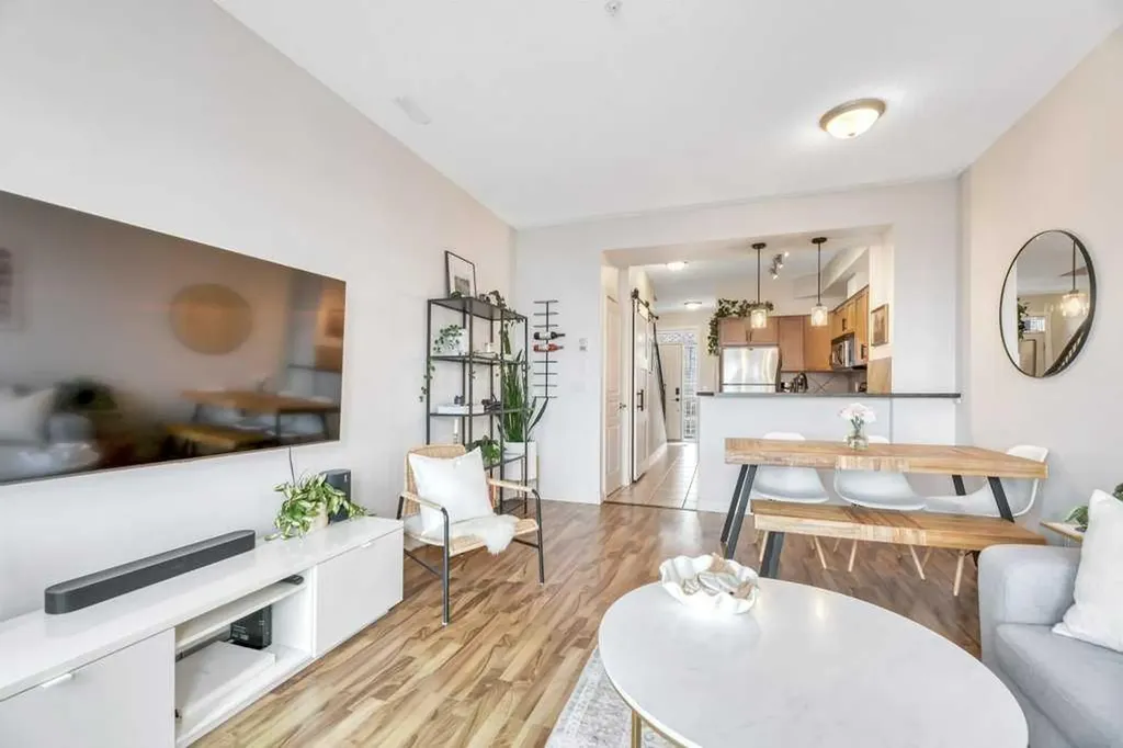 148 Rockyledge View NW Calgary AB T3G 5Y4