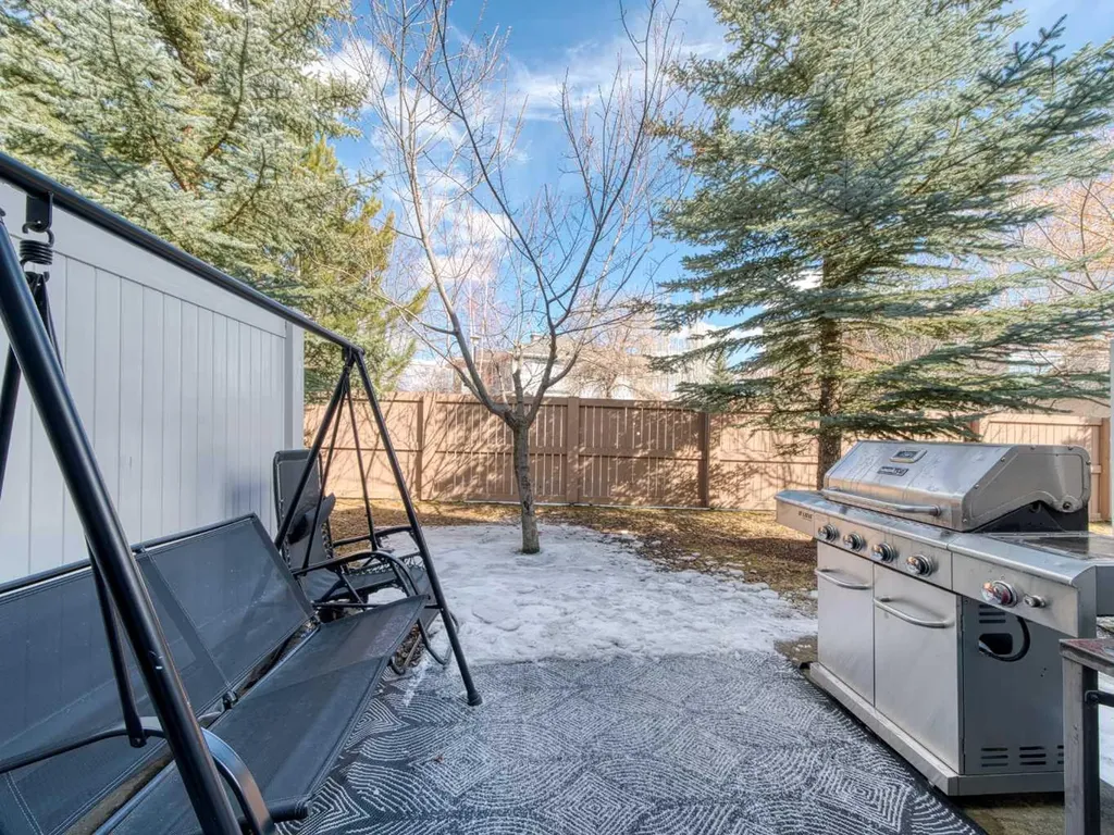 101 Everstone Place SW Calgary AB T2Y 4H7