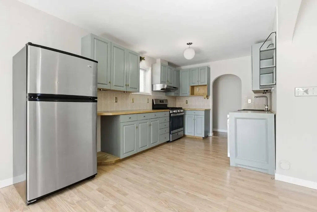 134 32 Avenue NE Calgary AB T2E 2G5