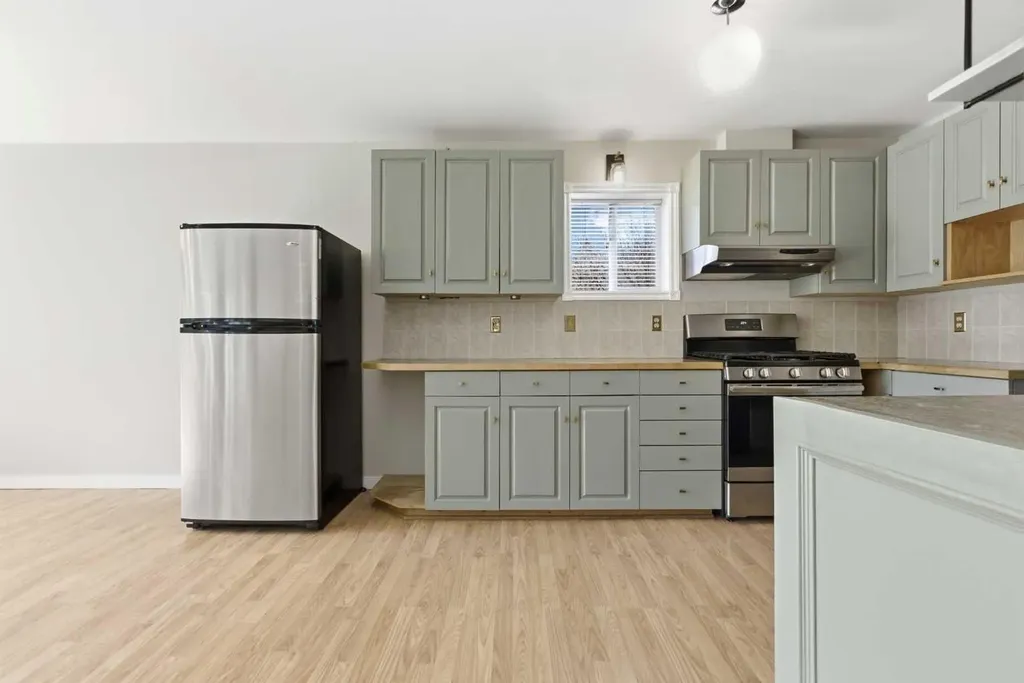 134 32 Avenue NE Calgary AB T2E 2G5