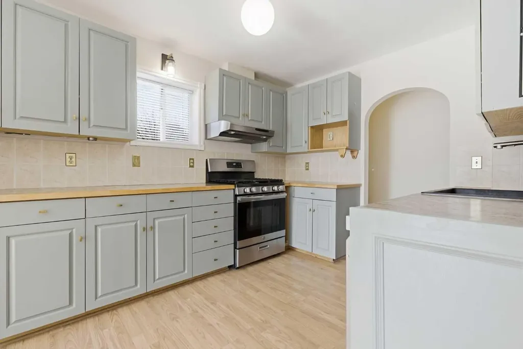 134 32 Avenue NE Calgary AB T2E 2G5