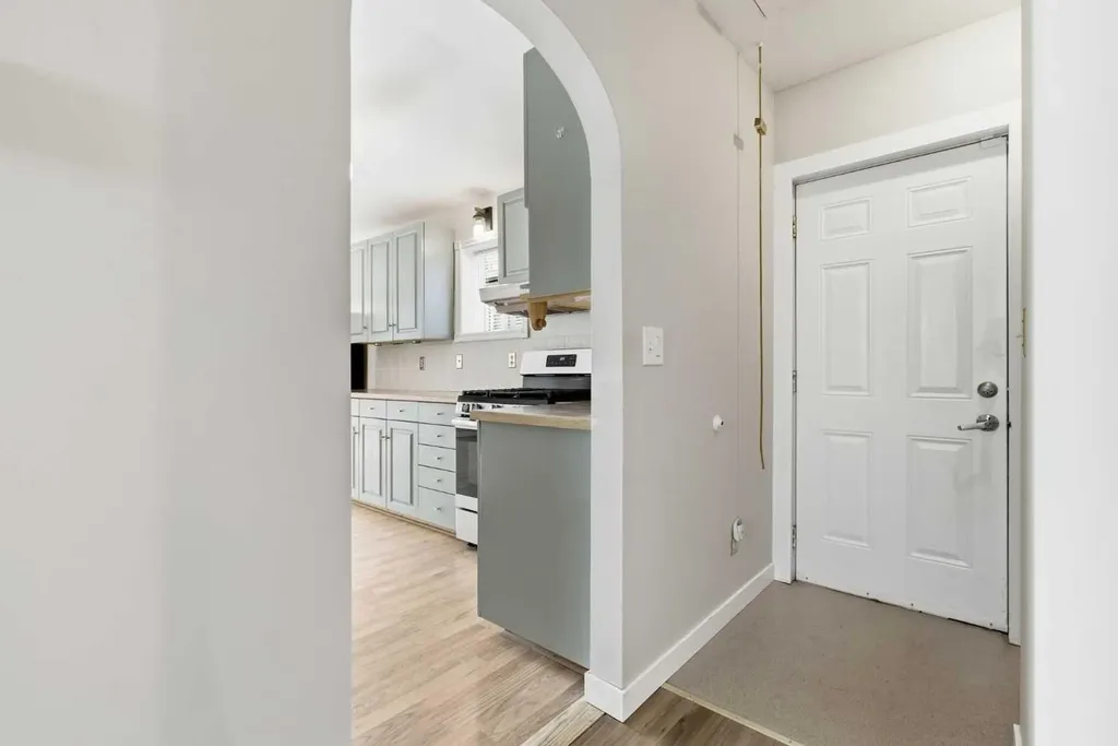 134 32 Avenue NE Calgary AB T2E 2G5