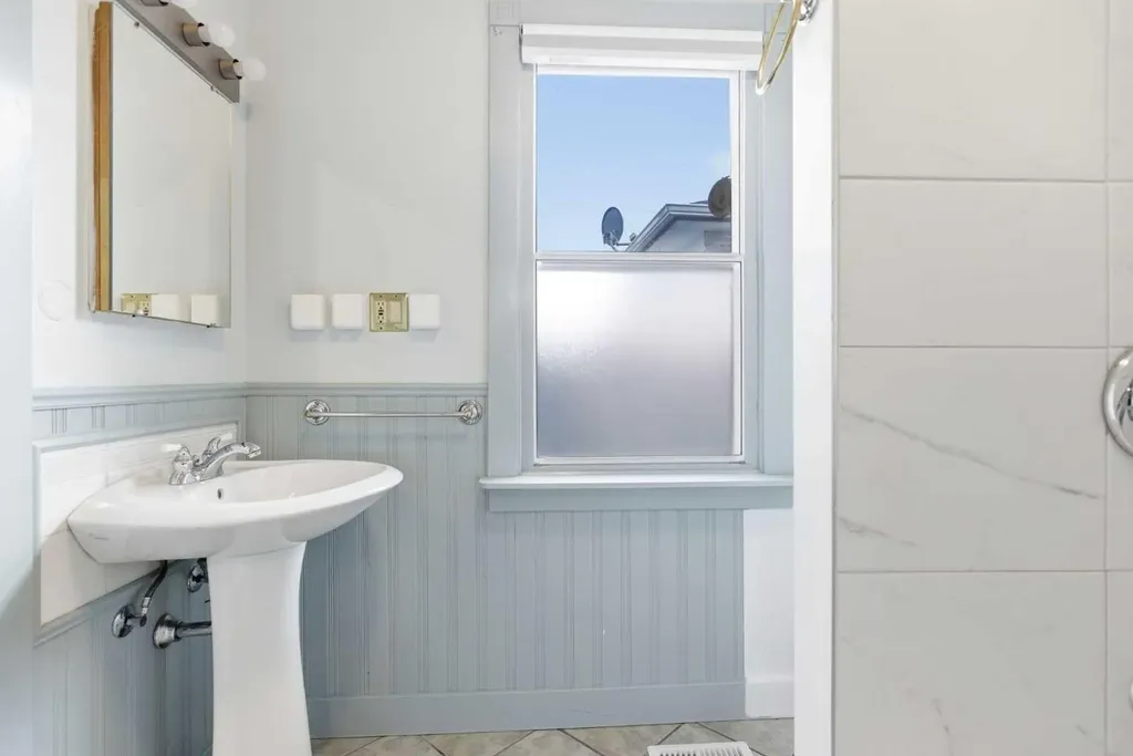 134 32 Avenue NE Calgary AB T2E 2G5