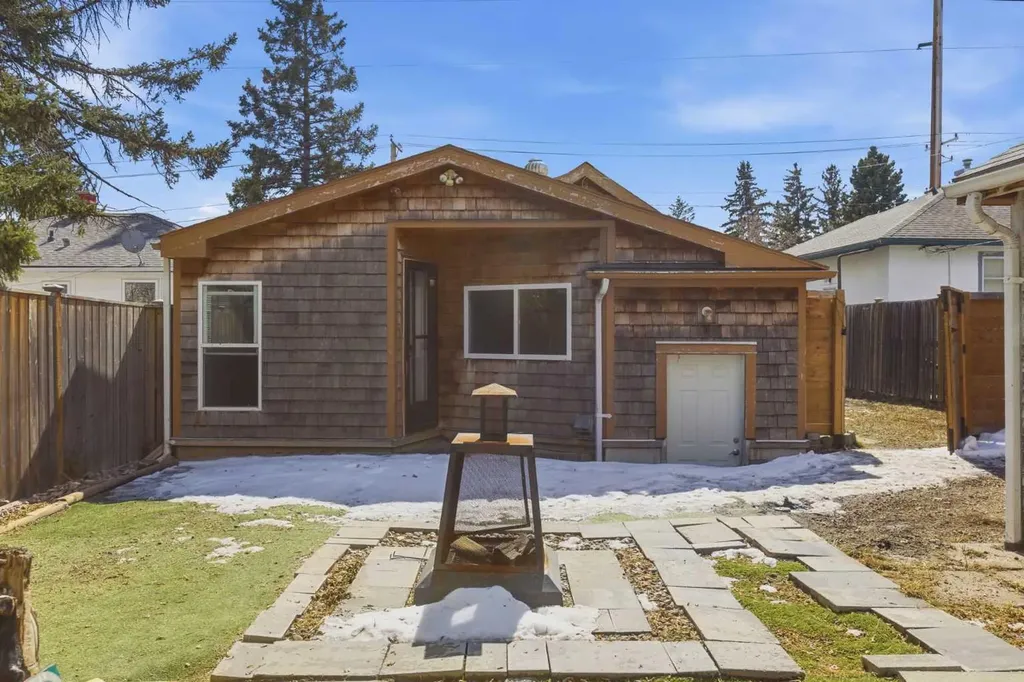 134 32 Avenue NE Calgary AB T2E 2G5