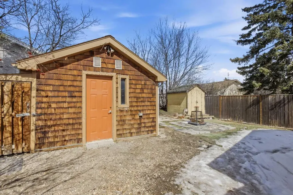 134 32 Avenue NE Calgary AB T2E 2G5