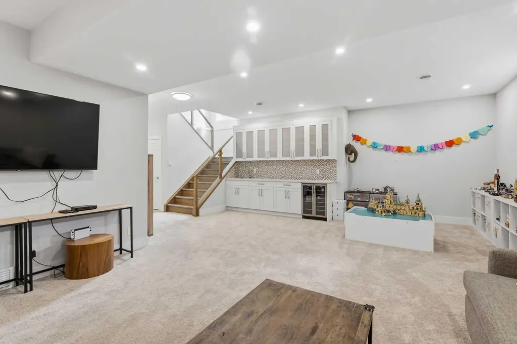 5927 34 Street SW Calgary AB T3E 5L7