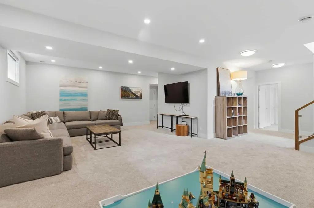 5927 34 Street SW Calgary AB T3E 5L7
