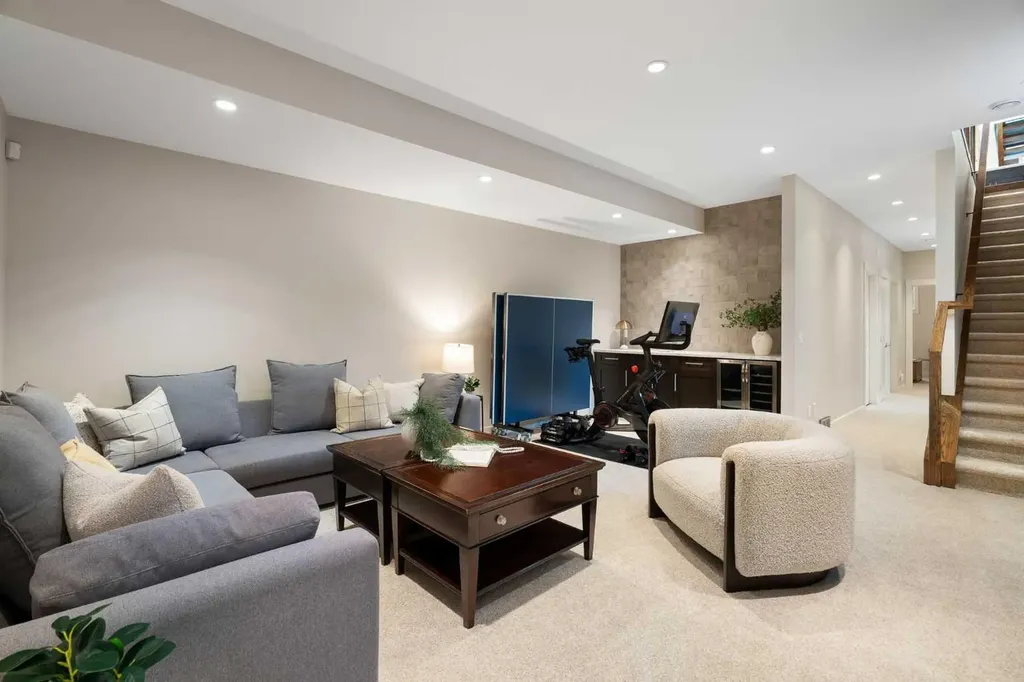 2201 Bowness Road NW Calgary AB T2N 3L4