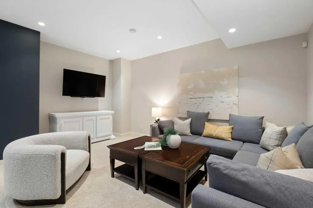 2201 Bowness Road NW Calgary AB T2N 3L4
