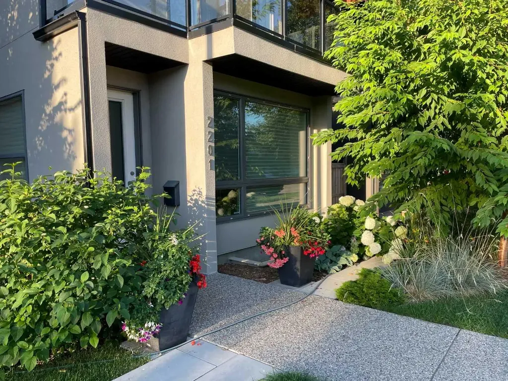 2201 Bowness Road NW Calgary AB T2N 3L4