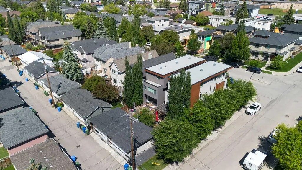 2201 Bowness Road NW Calgary AB T2N 3L4