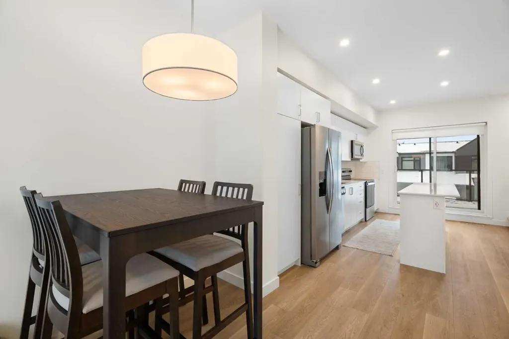 8528 21 Avenue SE Calgary AB L4H 3H5