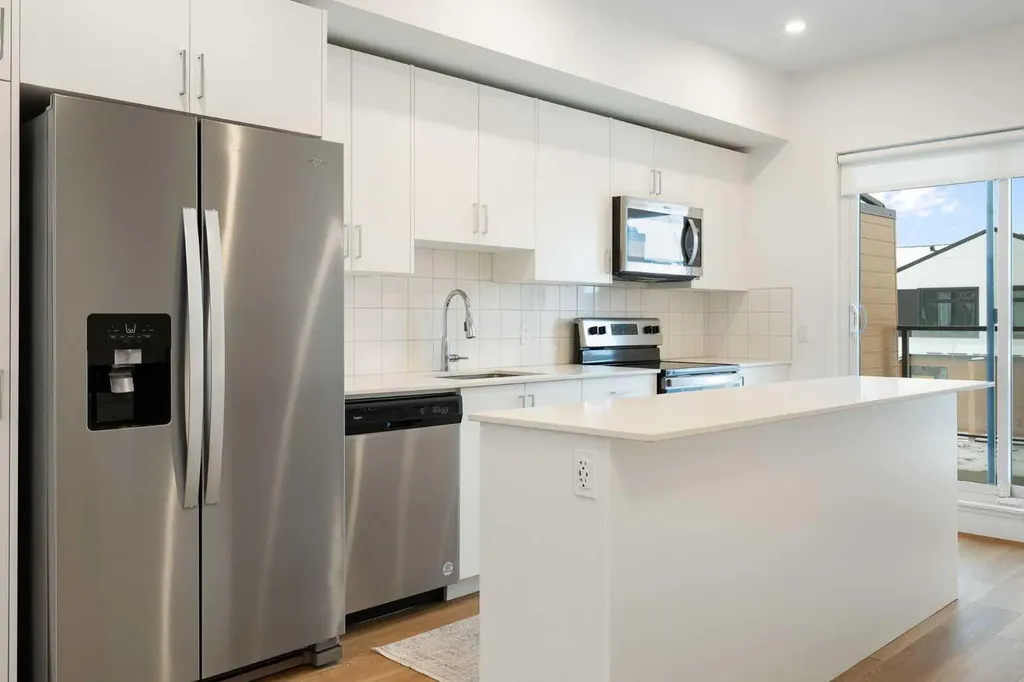 8528 21 Avenue SE Calgary AB L4H 3H5