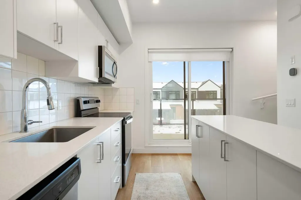 8528 21 Avenue SE Calgary AB L4H 3H5