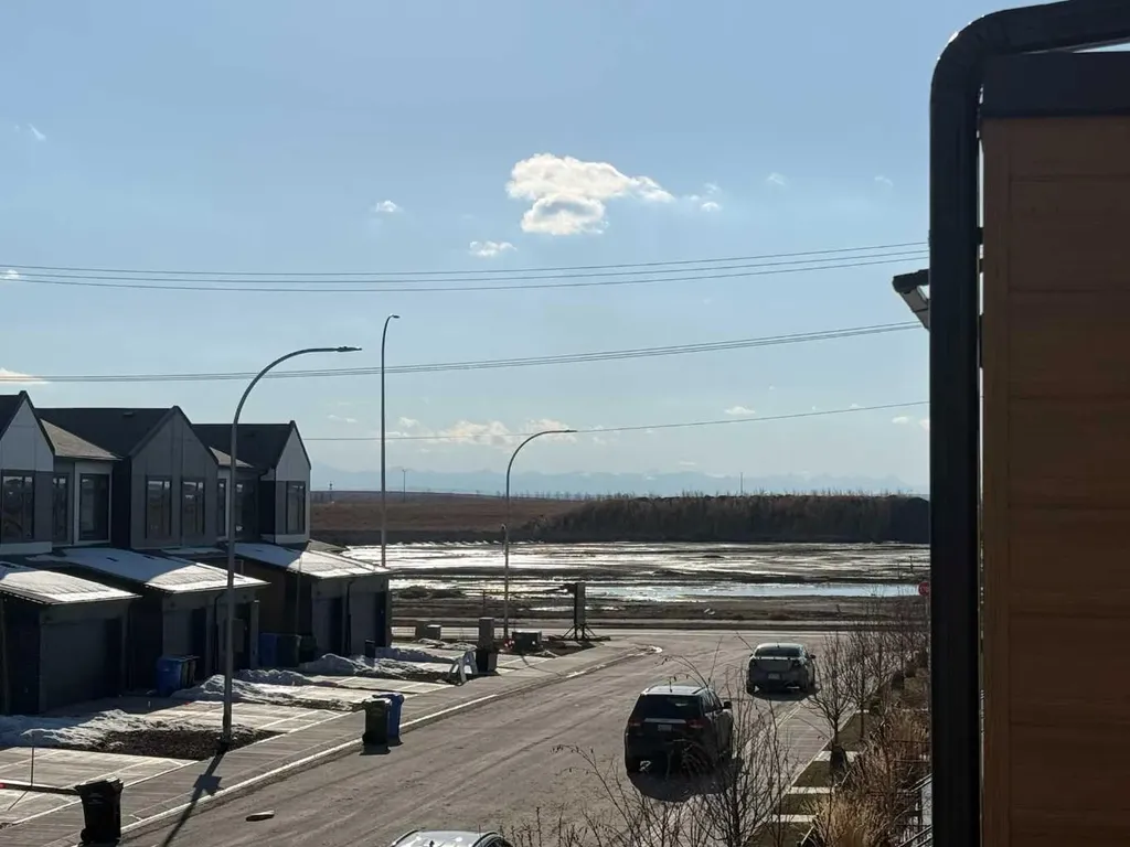 8528 21 Avenue SE Calgary AB L4H 3H5