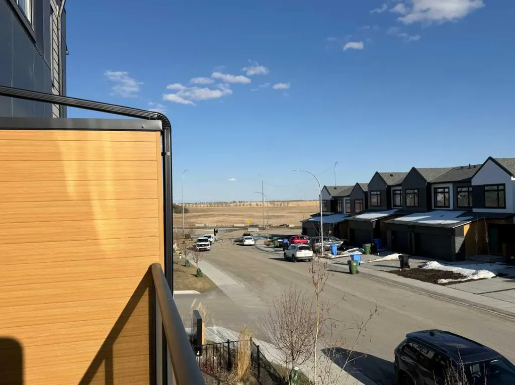 8528 21 Avenue SE Calgary AB L4H 3H5