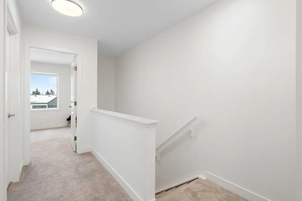8528 21 Avenue SE Calgary AB L4H 3H5