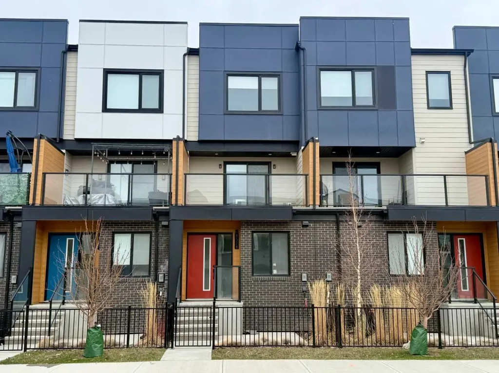 8528 21 Avenue SE Calgary AB L4H 3H5