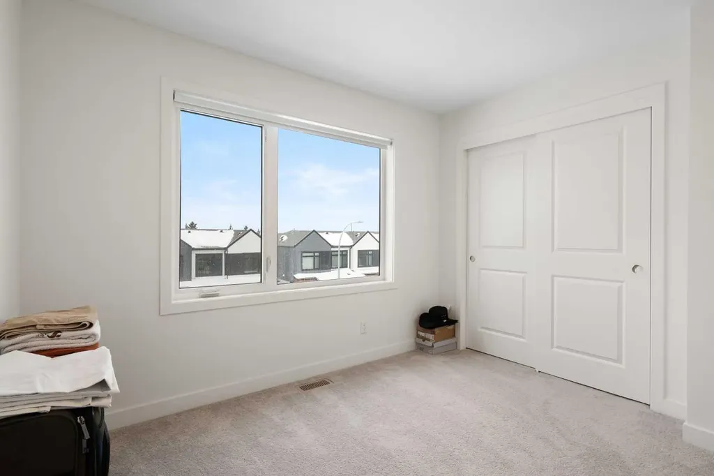 8528 21 Avenue SE Calgary AB L4H 3H5