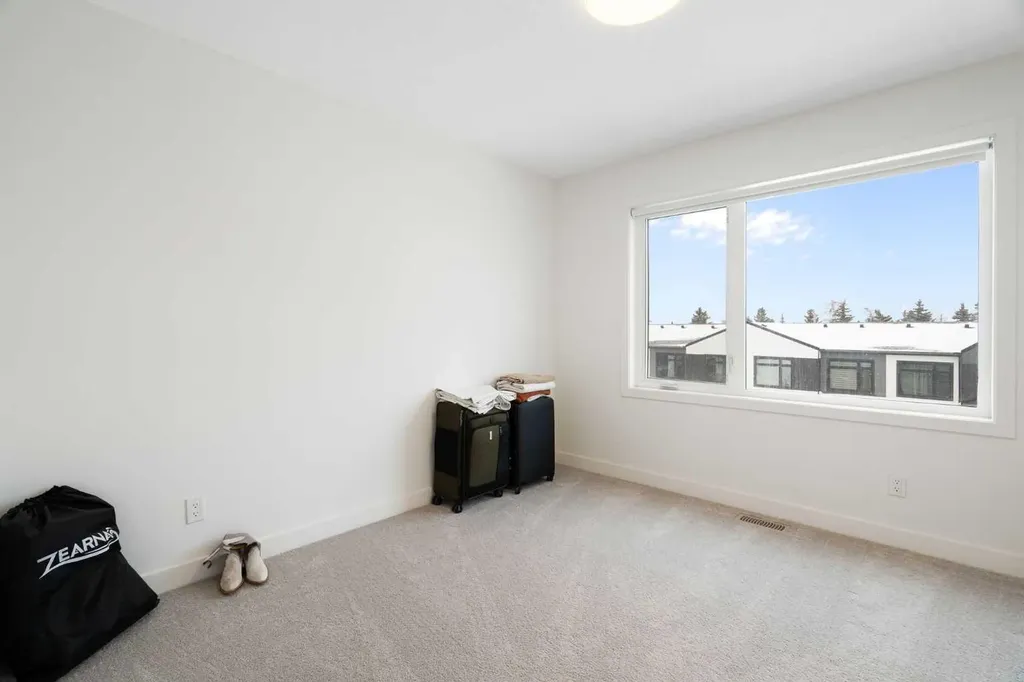 8528 21 Avenue SE Calgary AB L4H 3H5