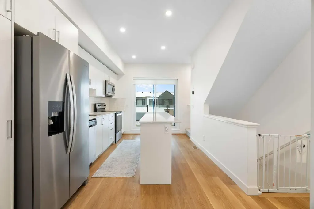 8528 21 Avenue SE Calgary AB L4H 3H5