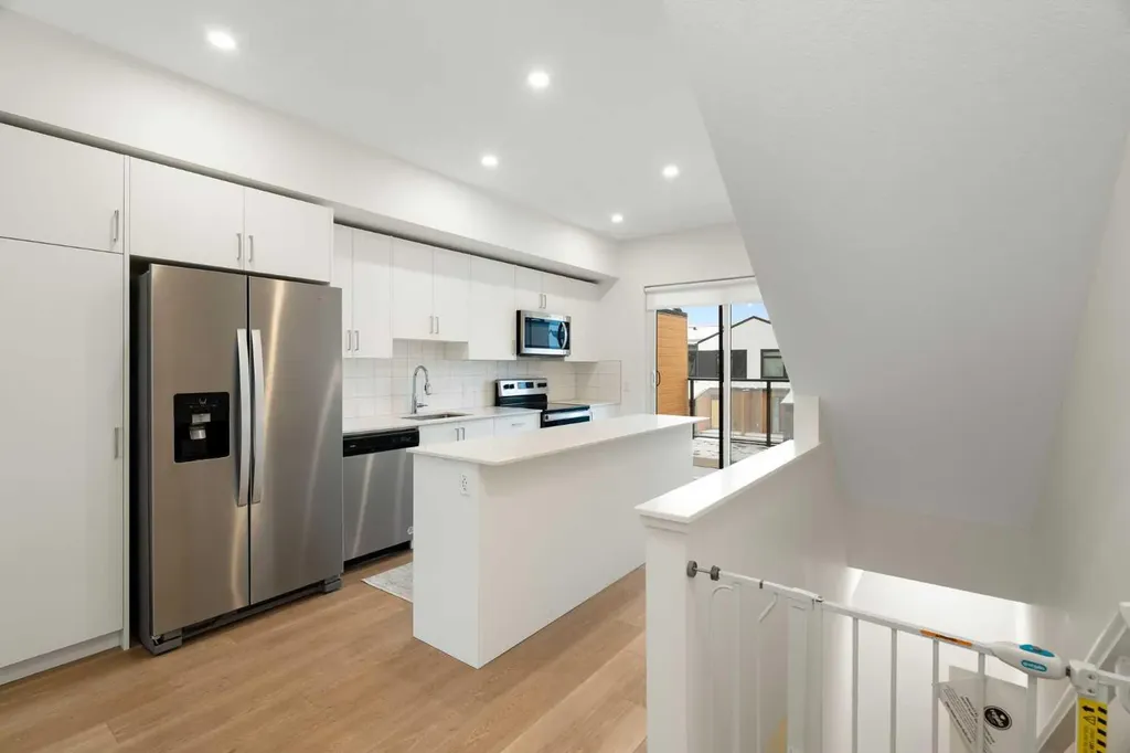 8528 21 Avenue SE Calgary AB L4H 3H5