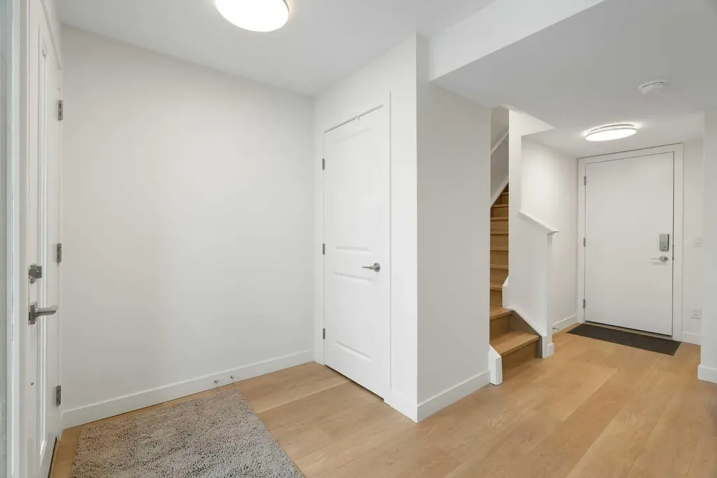 8528 21 Avenue SE Calgary AB L4H 3H5