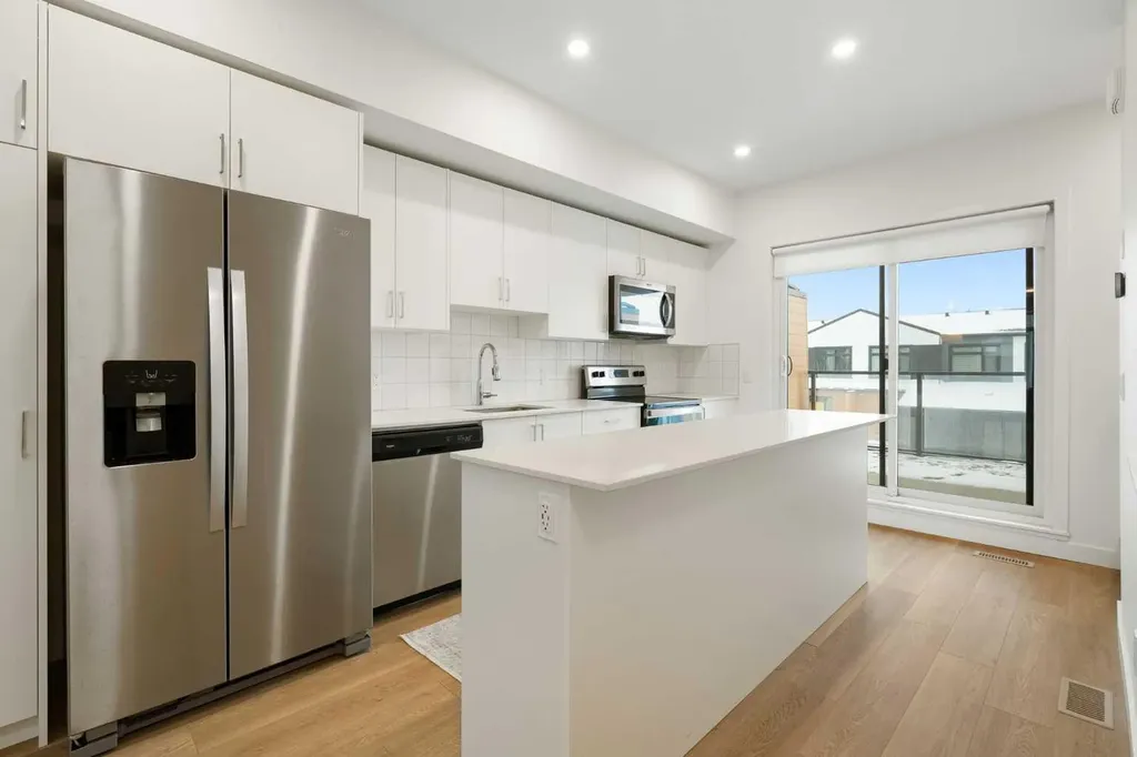 8528 21 Avenue SE Calgary AB L4H 3H5
